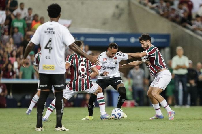 Neymar, camisa 10 do Santos, encara a marcação do Fluminense no Maracanã