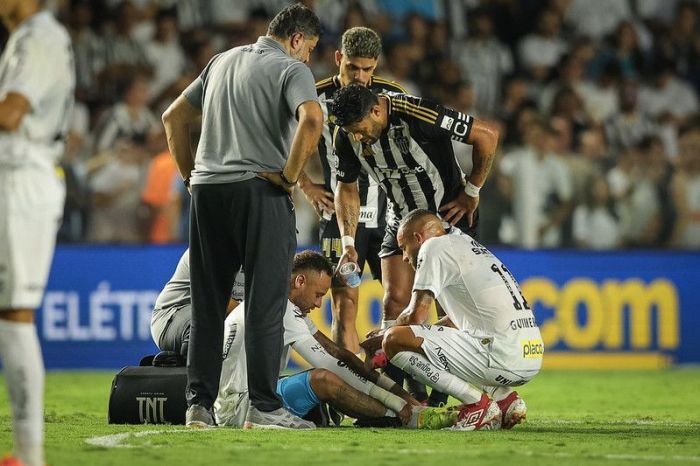 Hulk observa Neymar, lesionado, durante duelo entre Atlético e Santos