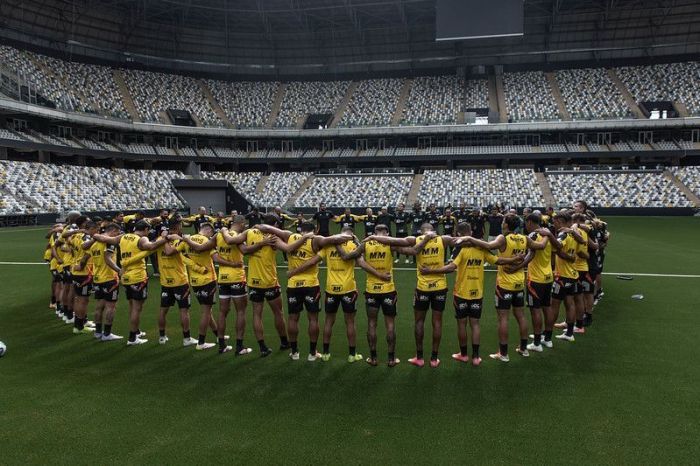 Atlético faz primeiro treino no novo gramado sintético da Arena MRV