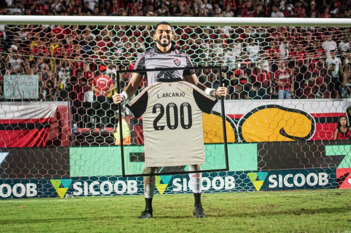 Lucas Arcanjo posa com quadro comemorativo de 200 jogos pelo Vitória Lucas Arcanjo posa com quadro comemorativo de 200 jogos pelo Vitória