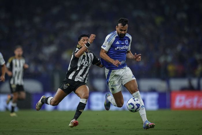 Rony, do Atlético, e Fabrício Bruno, do Cruzeiro, durante clássico no Mineirão, pelo Brasileiro