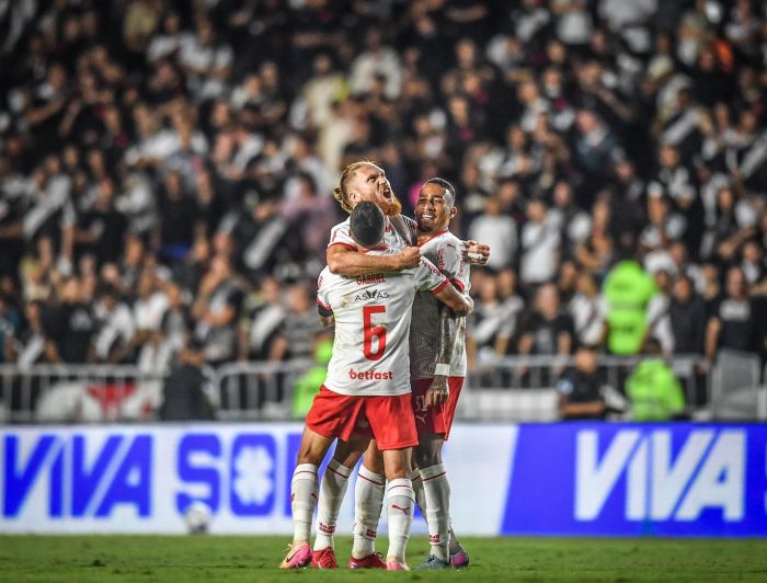 Jogadores do Bragantino vibram com vitória sobre o Vasco, em São Januário, pelo Campeonato Brasileiro