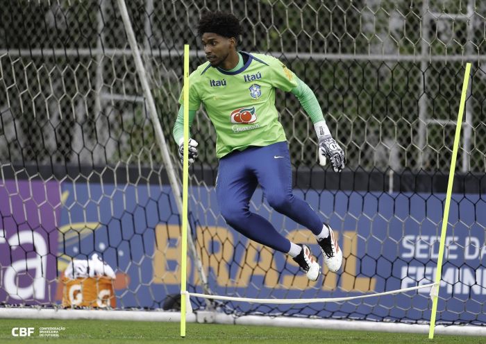 Hugo Souza, de verde, treinando pela Seleção