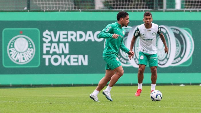 Vitor Roque e Marcos Rocha no jogo-treino deste domingo