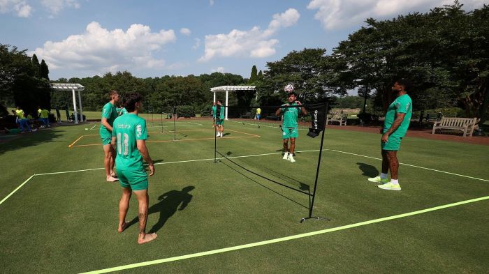 Mauricio e jogadores do Palmeiras em ativação recreativa nesta quarta-feira, nos EUA