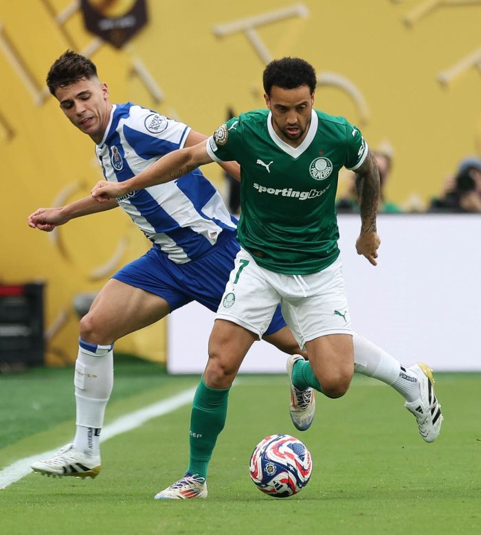 Felipe Anderson em ação pelo Palmeiras contra o Porto Felipe Anderson em ação pelo Palmeiras contra o Porto
