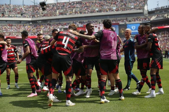 Elenco do Flamengo vibra com a vitória sobre o Chelsea no Mundial de Clubes