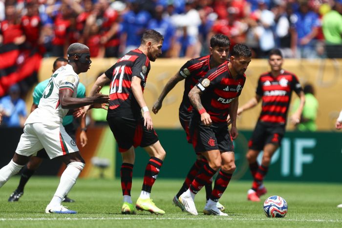 Mundial de Clubes: Arrascaeta, com a bola no Lincoln Financial Field, na partida entre Flamengo e Chelsea