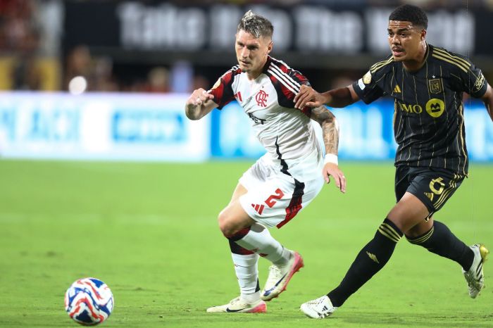 LAFC x Flamengo: Varela e Igor Jesus em disputa no Camping World Stadium, em Orlando, no Mundial de Clubes