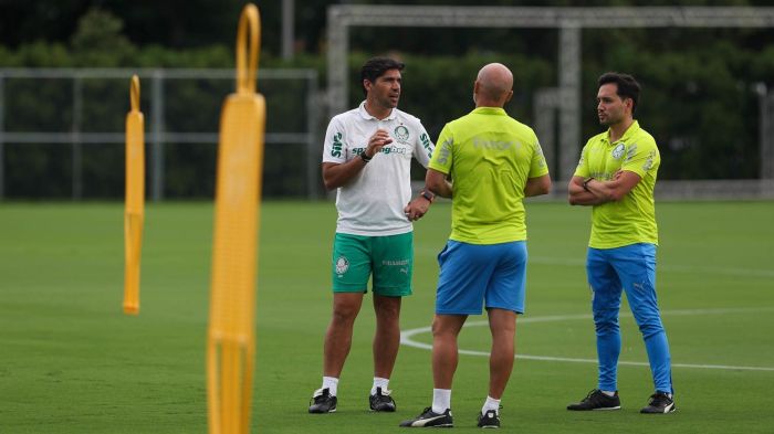 Técnico Abel Ferreira em treino do Palmeiras