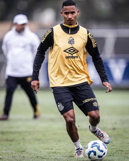 Jeffinho, Lipão e Leleti durante treino do Santos nesta quarta-feira (2)