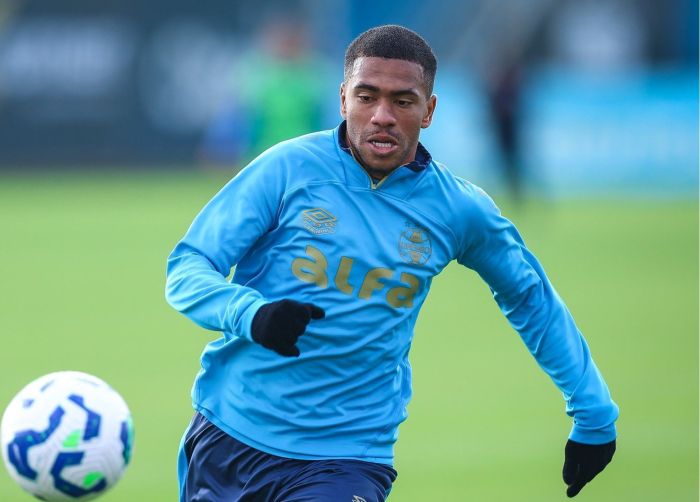 Lucas Esteves deve substituir Marlon no time do Grêmio contra o Cruzeiro