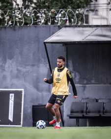 Jeffinho, Lipão e Leleti durante treino do Santos nesta quarta-feira (2)