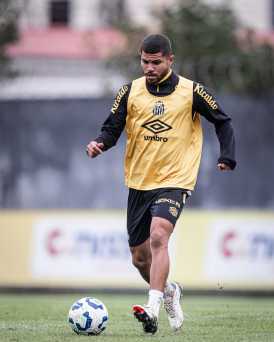 Jeffinho, Lipão e Leleti durante treino do Santos nesta quarta-feira (2)