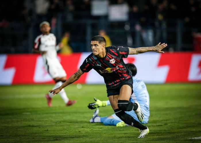 Lucas Barbosa abre o placar para o Bragantino diante do Flamengo, do goleiro Rossi ao fundo