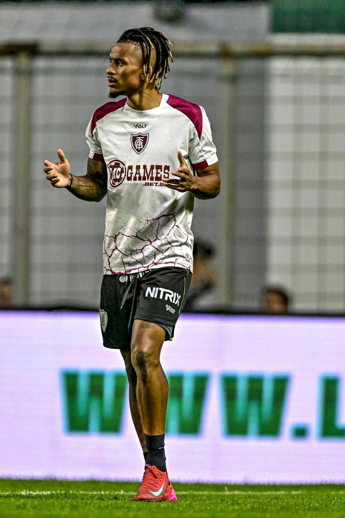 Dalbert em trabalho de aquecimento antes de América x Athletico-PR