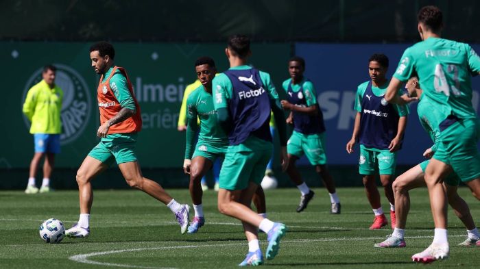 Felipe Anderson em atividade com o elenco do Palmeiras