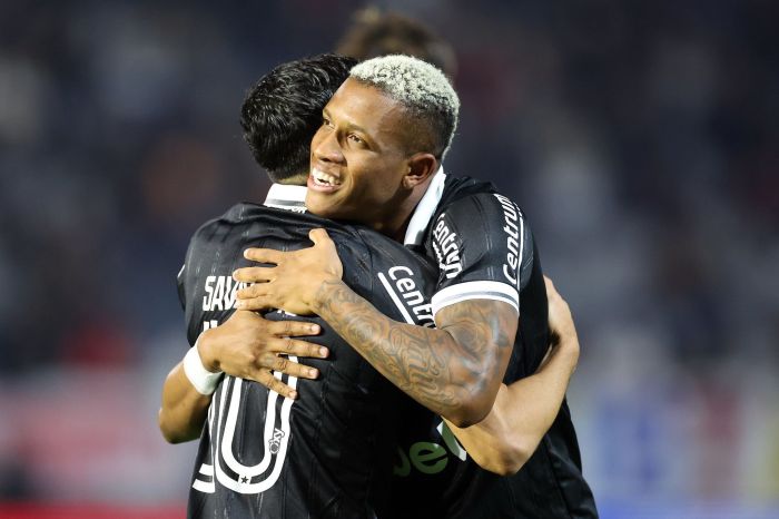 Danilo abraça Savarino: volante deu assistência para o camisa 10 na vitória do Botafogo sobre o Bragantino