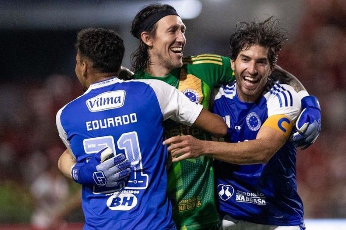 Cássio, Eduardo e Lucas Silva comemoram classificação do Cruzeiro
