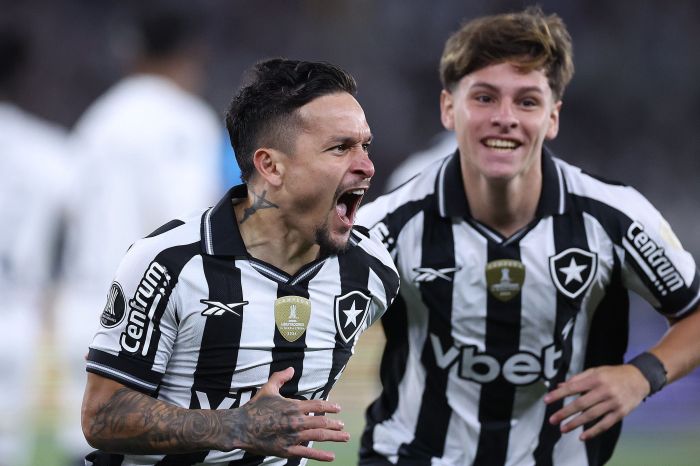 Botafogo x LDU: Artur e Montoro, ao fundo, vibram com gol no Nilton Santos