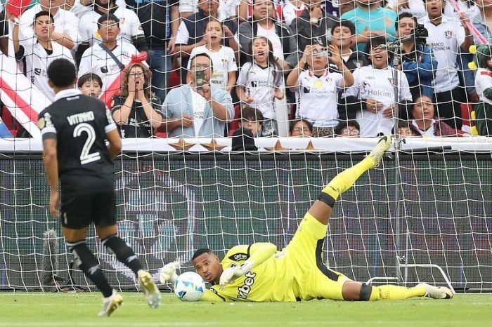 LDU x Botafogo: John defende finalização na primeira etapa da partida em Quito