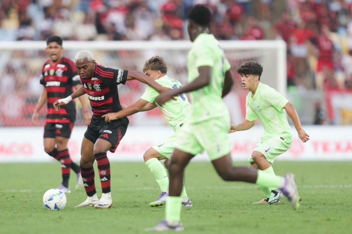 Flamengo x Barcelona-ESP: Lorran encara marcação de defensores espanhóis