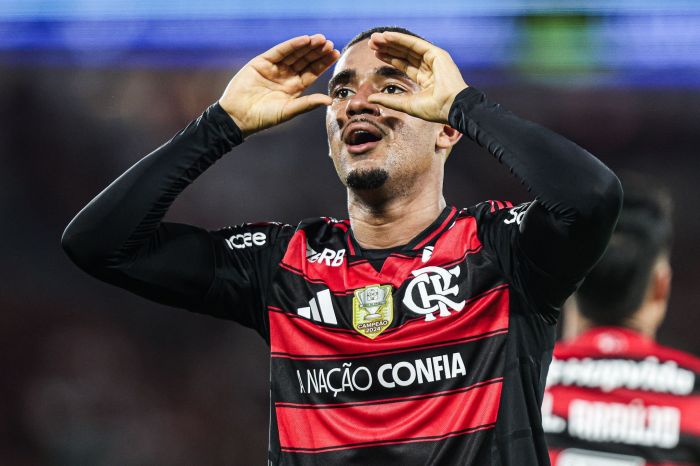 Samuel Lino vibra no Maracanã: camisa 16 marcou gols contra o Vitória pelo Brasileirão