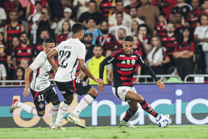 Flamengo x Vitória: Samuel Lino encara marcação antes de abrir o placar para o Rubro-Negro