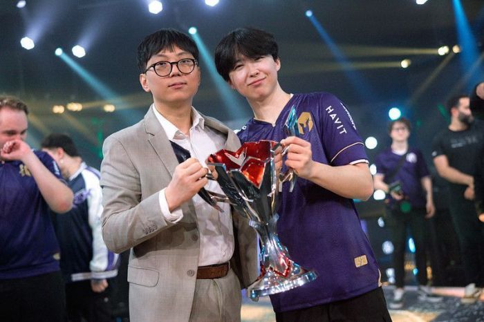 SeeEl, treinador da VKS, ao lado do midlaner Mireu