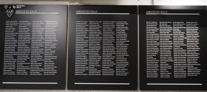 Placa com nomes do Amigos do Galo na Arena MRV