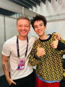Sandy reúne familiares ao cantar com Jacob Collier