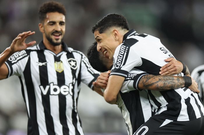 Chris Ramos e Savarino vibram com gol do Botafogo contra o Mirassol