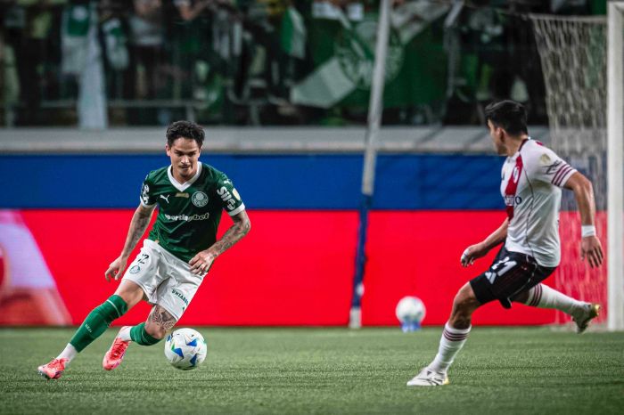 Khellven conquistou torcida do Palmeiras com atuações diante do River