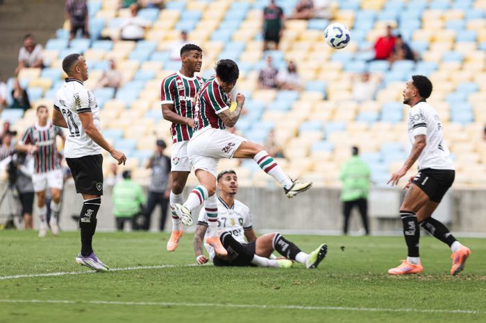Fluminense x Botafogo: Germán Cano cabeceia e abre o placar no clássico no Maracanã
