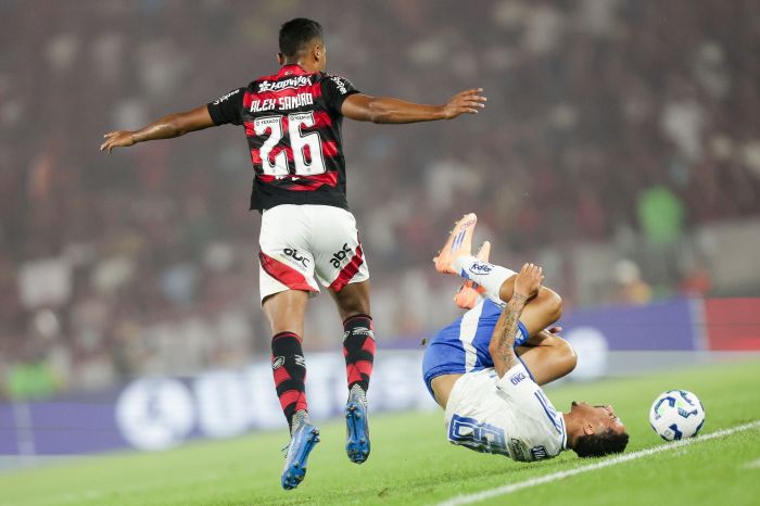 Flamengo x Cruzeiro: Alex Sandro comete falta em Christian no Maracanã