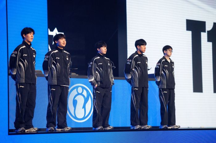 A Invictus Gaming (IG) composta por TheShy, Wei, Rookie, GALA e Meiko está eliminada do Worlds 2025