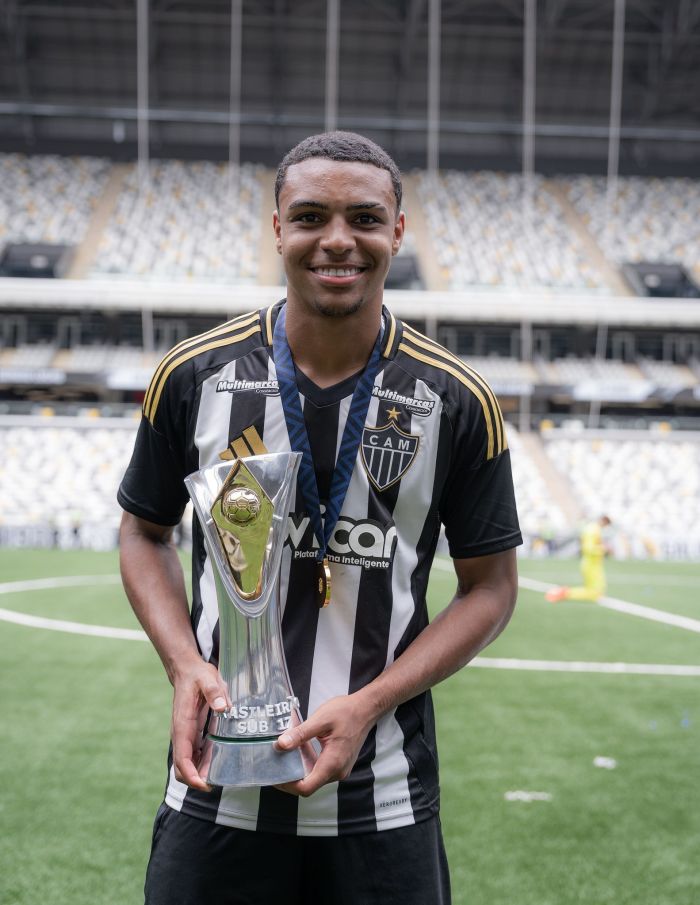 Cauã Soares, atacante do Atlético, com taça do Campeonato Brasileiro Sub-17