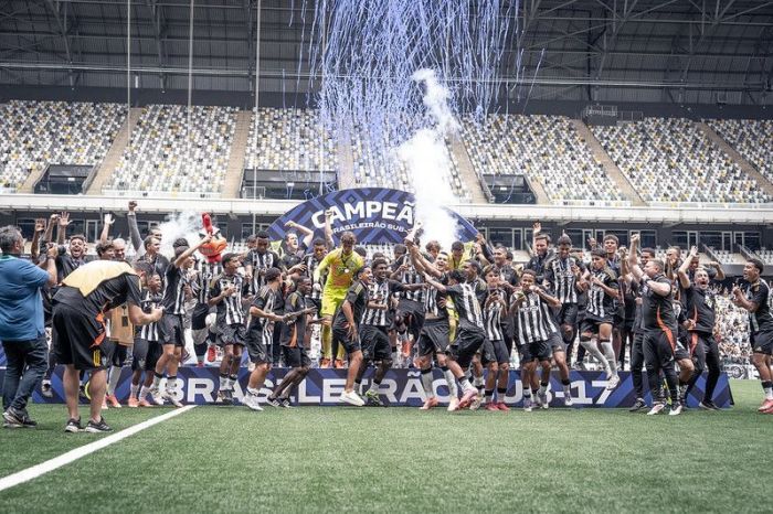 Time do Atlético erguendo o título do Campeonato Brasileiro Sub-17 na Arena MRV