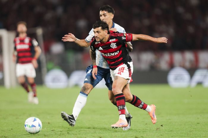 Flamengo x Racing: Arrascaeta disputa a posse de bola no Maracanã