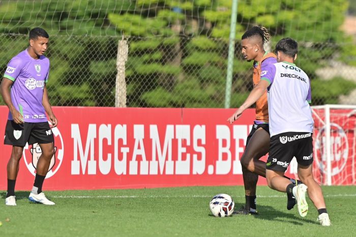 Dalbert (de laranja) em ação no treino do América no CT Lanna Drumond, nesta terça-feira (28)