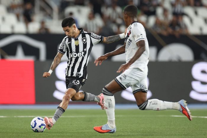 Botafogo x Vasco: Santi Rodríguez finaliza durante primeiro tempo do clássico pelo Brasileirão