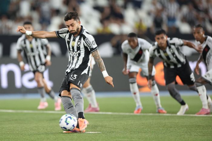 Botafogo x Vasco: Alex Telles cobra pênalti no Estádio Nilton Santos
