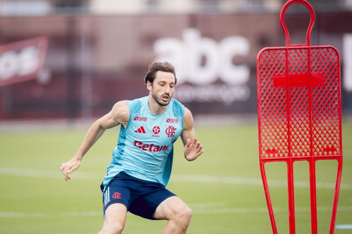 Sem espaço no Flamengo: Viña em atividade no Ninho do Urubu