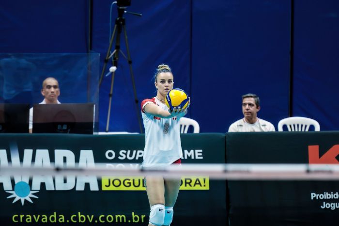 Ariele, jogadora do Tijuca, em ação contra o Gerdau Minas