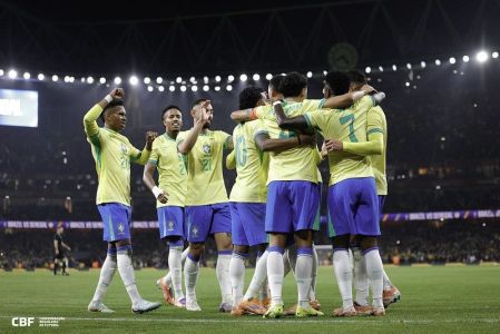 Seleção Brasileira durante amistoso contra Tunisia
