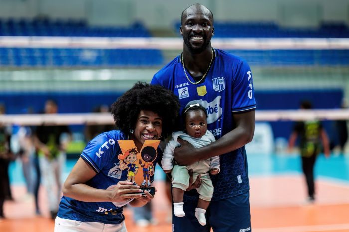 Abouba, Aline Sobrinho Dramé e a filha Aziza Maria Dramé, nesta segunda-feira (17), na Arena UniBH Abouba, Aline Sobrinho Dramé e a filha Aziza Maria Dramé, nesta segunda-feira (17), na Arena UniBH