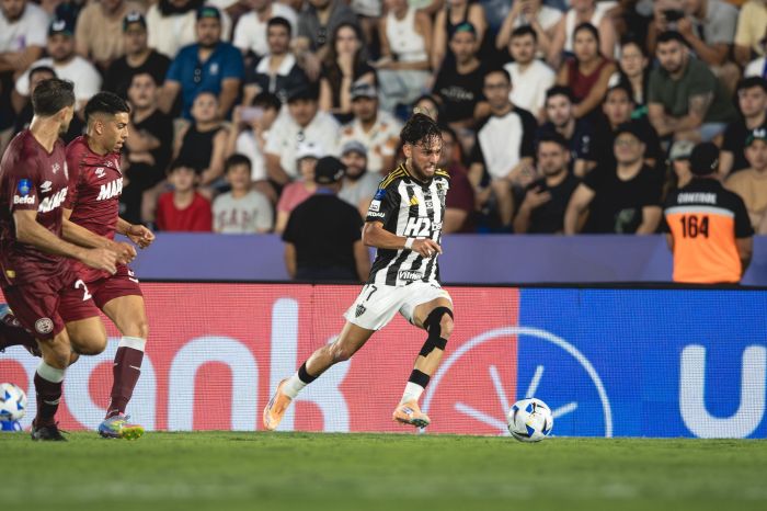 Biel em ação pelo Atlético contra o Lanús pela Copa Sul-Americana