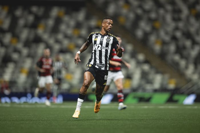 Caio Paulista em ação pelo Atlético contra o Flamengo 