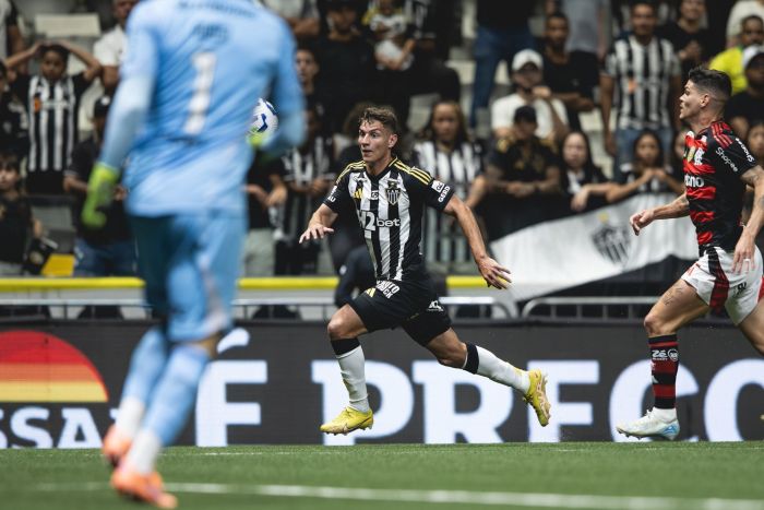 Natanael em ação pelo Atlético contra o Flamengo no Brasileirão
