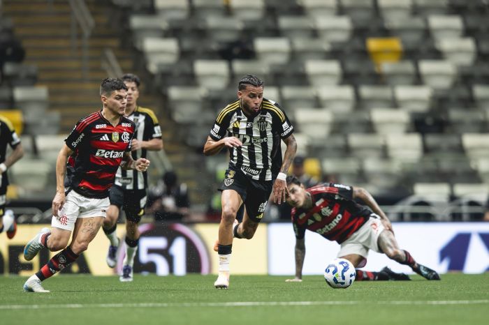 Alexsander em ação pelo Atlético contra o Flamengo